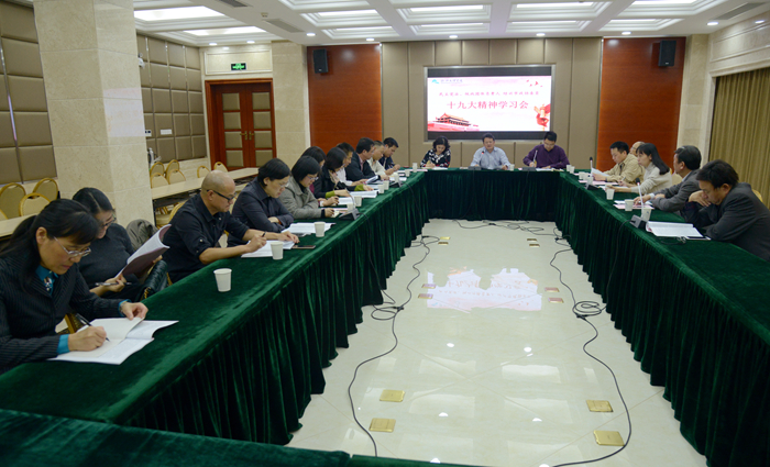 校黨委副書記沈赤向民主黨派、統(tǒng)戰(zhàn)團(tuán)體負(fù)責(zé)人，市政協(xié)委員宣講十九大精神