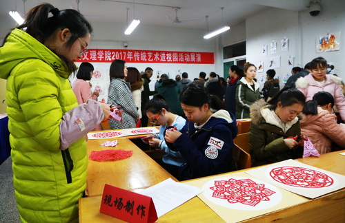 色彩絢麗、喜氣洋洋的活動現(xiàn)場