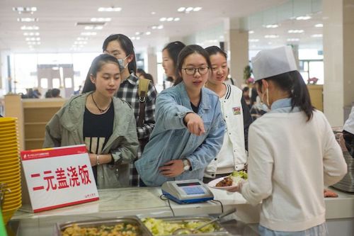 2元蓋澆飯后勤服務(wù)團隊：飄香十余載，暖心不漲價
