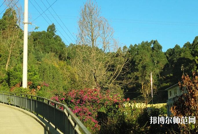 昆明電機(jī)技工幼兒師范學(xué)校2018年報(bào)名條件、招生對象