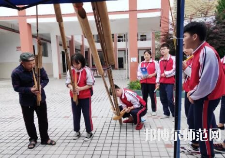 學費對于家長們來說，會在了解學校之前自己確定好學費的范圍，這樣就以這個目標來衡量學校，但是有的家長其實是更關心學校的安全這些，很擔心學生在學校沒有安全保障，所以小編就準備了臺江幼兒師范中等職業(yè)學校收費情況，供與參考。 臺江幼兒師范中等職業(yè)學校收費標準 住宿費500元/學年、書本費400元/學年,合計繳費900元。 建檔立卡戶享受“三免兩補”(免學費、免(補)住宿費、免(補)書費，國家助學金、專項助學金) 臺江幼兒師范中等職業(yè)學校開展7月主題黨日系列活動 1921.7 ~ 2019.7 篳路藍縷，砥礪前行 初心不忘，邁向復興 98年，對于一個人，也許很漫長; 對于一個國家，彈指一揮間; 對于一個政黨，恰是風華正茂! 今年，黨的98歲生日， 我們熱烈慶祝中國共產(chǎn)黨98周年快樂! 6月10日晚,我校第一屆校園“十佳歌手”比賽暨歌唱祖國獻禮70周年決賽在演播廳拉開序幕。 來自學校不同專業(yè)的19位同學引吭高歌，歌唱祖國。比賽期間高潮迭起，精彩紛呈。選手們在舞臺上活力四射，盡顯職校學生魅力。 近一個半小時的角逐，“十佳歌手”終于誕生。張帆校長、金海清副校長親自為獲獎學生頒發(fā)榮譽證書。頒獎結(jié)束后，全體同學用一曲《我和我的祖國》獻禮祖國70周年，唱出對黨和祖國的熱愛。 6月24日，我校黨支部書記、校長張帆，黨支部副書記趙明珠走訪慰問貧困學生姜發(fā)才，張帆校長仔細詢問姜發(fā)才在杭州的學習和生活情況，希望姜發(fā)才在杭州繼續(xù)努力學習，認真做好即將開展的頂崗實習工作，學好技能走出大山，通過自己的努力改變自己和家庭的命運，最后，張帆校長代表臺江職校黨支部及全體師生將6000元愛心捐款交到了姜發(fā)才伯母手中。 6月28日，我校黨支部書記、校長張帆，黨支部副書記趙明珠走慰問貧困學生姜非明、姜非林(兩人為雙胞胎，孤兒)。張帆校長親自為兩位同學送去新衣服，并詳細了解學生的家庭情況，與其監(jiān)護人進行溝通和交流，將一千多元資助金交到學生監(jiān)護人手中，以增強其克服困難的信心。 6月28日，臺江職校黨支部圍繞脫貧攻堅工作，開展走訪慰問，送溫暖、送服務活動，幫助特困黨員、老黨員等解決工作中的實際困難和生活問題，走訪慰問幫扶村、看望我校脫貧攻堅駐村干部，為南省村村委送去兩箱辦公室打印用紙，為南省村貧困黨員、臺江職校困難黨員、老黨員送去食用油、大米等慰問品。 張帆校長致辭，回顧黨支部工作并對奮斗在各工作崗位上的黨員表示感謝，同時向全體黨員提出要求， 他表示，全體黨員要把加強黨的思想理論建設放在第一位，要加強黨性修養(yǎng)，不斷提高自身素質(zhì)，要加強作風建設，提高教育教學質(zhì)量。 “我志愿加入中國共產(chǎn)黨，擁護黨的綱領，遵守黨的章程……隨時準備為黨和人民犧牲一切，永不叛黨!”7月1日，臺江職校全體黨員干部在退休黨員歐德耀同志帶領下，面對莊嚴的黨旗，整齊列隊，重溫入黨誓詞。 黨支部副書記趙明珠組織全體黨員學習習近平總書記在學校思想政治理論課教師座談會上的重要講話精神。 熊金江副校長宣讀《臺江職校關于“七一”表彰優(yōu)秀黨員、黨齡“逢十”黨員的決定》。 張帆校長為優(yōu)秀黨員、黨齡“逢十”黨員頒發(fā)榮譽證書 系列活動在雄壯的《國際歌》中落下帷幕，歌聲鏗鏘有力，革命精神代代傳遞，美好的生活共同憧憬。 九十八年，崢嶸歲月， 九十八年，輝煌歷程。 今天的我們揮舞著前輩們的偉大旗幟 ,追隨著那從未熄滅的明燈,沖鋒陷陣,高揚風帆,向著那彼岸,向著那未來更加執(zhí)著而勇敢地前進, 前進 ,前進! 不是所有的中專學校都會根據(jù)分數(shù)來錄取的，有的學校錄取是根據(jù)專業(yè)的招生要求面試錄取學生。其實現(xiàn)在學生想要升學有很多的通道，只是在家長和學生的觀念里，只有通過了高考或者中考是最好的，但是現(xiàn)在利用專業(yè)課程同樣也是能升學的。 家長在了解學校的學費時也是要注意學校的學費中間是穿插了各種的助學政策、減免政策、免學費政策還有學校的獎學金政策，家長們把這些了解清楚了就可以幫助自己前進一部分的學費。