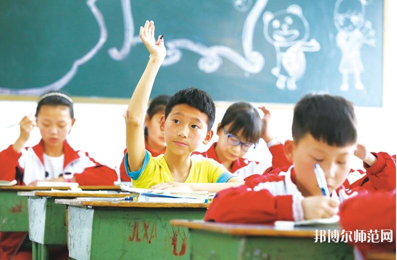 其實這個問題要看你怎么去想。對于文化成績優(yōu)秀的學(xué)生來說，上幼師學(xué)校肯定就不值得了;而文化成績不是很理想的學(xué)生來說，上幼師學(xué)校就是一個不錯的機會。所以學(xué)生怎么選擇學(xué)校，就要看學(xué)生自己的情況了，畢竟每一個人的情況都是不一樣的。幼師學(xué)校主要是以專業(yè)知識以及技能為主的學(xué)校，為學(xué)生提供學(xué)習(xí)的平臺。  六盤水民族職業(yè)技術(shù)幼兒師范學(xué)校 六盤水市民族職業(yè)技術(shù)學(xué)校(簡稱“六盤水民族職業(yè)技術(shù)幼兒師范學(xué)校”)的前身始建于1986年，并于1990年與六盤水市民族學(xué)校合并。93年更名為六盤水市民族職業(yè)技術(shù)學(xué)校。20多年的辦學(xué)實踐中，取得了不少成就，得到社會的認(rèn)可。  但普通教育與職業(yè)教育合并辦學(xué)的許多弊端在日積月累中不斷的突現(xiàn)。2009年市委、市政府及市教育局等相關(guān)單位經(jīng)過反復(fù)調(diào)研，多方論證，決定在原商財校校址(八一路50號，軍分區(qū)往上150米)新籌建六盤水民族職業(yè)技術(shù)學(xué)校，使之成為一所獨立的國家級重點職業(yè)學(xué)校，并于2009年秋季招生辦學(xué)。  辦學(xué)規(guī)模  學(xué)校占地面積45356平方米，校園建筑面積17260平方米，現(xiàn)有兩幢教學(xué)樓，共34個教室。一幢大連市政府援建的圖書樓、一幢辦公樓、一幢學(xué)生宿舍、兩個學(xué)生食堂、一個340米跑道足球場、1個珍珠球場、兩個蹴球場和4個籃球場。  獲得榮譽  1997年被評為貴州省重點職業(yè)高中，1999年被評為國家級重點職業(yè)高中，2004年7月通過國家級重點職業(yè)高中評估專家復(fù)評。是貴州省現(xiàn)代教育技術(shù)實驗學(xué)校;貴州省少數(shù)民族傳統(tǒng)體育項目訓(xùn)練基地。全國計算機等級考試點及培訓(xùn)點、貴州省國家第64職業(yè)技能鑒定所、計算機高新技術(shù)考試站、貴州省公務(wù)員計算機應(yīng)用中級培訓(xùn)點、六盤水市財政局會計從業(yè)資格考前培訓(xùn)點及會計技術(shù)教育培訓(xùn)點，勞動與社會保障局下崗職工再就業(yè)培訓(xùn)點，貴州省公務(wù)員電子政務(wù)培訓(xùn)點等。  報名條件  1、身心健康，品德良好。  2、積極向上，積極學(xué)習(xí)。  3、遵紀(jì)守法，品行端正，無不良行為，有上進心。  報名方式  凡符合學(xué)校招生條件的學(xué)生持戶口簿、身份證、2張一寸彩色照片到學(xué)校招生就業(yè)辦公室報名。高中畢業(yè)生可在學(xué)校網(wǎng)站上報名。  注意事項  1、新生報名時帶好戶口簿或者身份證原件(或復(fù)印件)，及相關(guān)費用到學(xué)校招生辦報名，并鑒定就業(yè)合同和優(yōu)惠入學(xué)協(xié)議。  2、報名時間：從即日起，到各專業(yè)名額報滿為止。  3、新生開校報到時請帶好戶口本、本人身份證原件，相關(guān)困難證明及交費收據(jù)。  初中畢業(yè)生想要自己以后將來有個好的工作，就要靠自己的努力，學(xué)習(xí)一門比較熱門的專業(yè)去，認(rèn)真的學(xué)習(xí)，將來你才有一個穩(wěn)定的工作，穩(wěn)定的收入，以上是小編為同學(xué)們推薦的關(guān)于幼師學(xué)校的基本介紹，希望對同學(xué)們有所幫助，欲知更多學(xué)校詳情，請關(guān)注邦博爾幼師學(xué)校招生網(wǎng)。