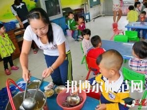 遵義2020年幼師學(xué)校有哪些科目?我們知道幼師專業(yè)是屬于一個(gè)學(xué)習(xí)內(nèi)容比較多的專業(yè)，因?yàn)槭切∨笥训膯⒚呻A段，同學(xué)們自己在報(bào)讀本專業(yè)的時(shí)候很多的同學(xué)都不知道到底是學(xué)一些什么?于是都來問道小編，小編就來給大家說一下關(guān)于學(xué)?？颇康氖虑榕?。  幼師學(xué)校學(xué)習(xí)專業(yè)課程 1、幼兒教育學(xué)  了解現(xiàn)代教育、幼兒教育的新觀念、新思想、新信息，結(jié)合我國幼兒教育改革中的新問題、新情況，將理論的闡述和幼兒教育實(shí)踐中的問題結(jié)合起來，進(jìn)行具體分析和指導(dǎo)。  2、幼兒心理學(xué)  了解幼兒的認(rèn)知和言語發(fā)展的特點(diǎn)和規(guī)律、幼兒的情緒、個(gè)性與社會(huì)性發(fā)展的關(guān)系及幼兒的活動(dòng)心里。能依據(jù)幼兒特點(diǎn)，利用所學(xué)相關(guān)知識，初步具備幼兒園基層崗位幼兒教師的工作能力。培養(yǎng)學(xué)生具有誠實(shí)守信、善于溝通和合作的品質(zhì)。  3、幼師英語  根據(jù)幼師學(xué)生的英語水平和專業(yè)特點(diǎn)，從聽、說、讀、寫四個(gè)方面全方位的培養(yǎng)學(xué)生，讓學(xué)生掌握基本語法知識、語音知識、日常用語，提高學(xué)生的口語交際技能和綜合閱讀、寫作能力。讓學(xué)生在學(xué)習(xí)過程中發(fā)展綜合語音運(yùn)用能力，提高人文素養(yǎng)，增強(qiáng)實(shí)踐能力，培養(yǎng)創(chuàng)新精神。  4、幼兒園組織與管理  讓學(xué)生了解幼兒園組織與管理的基本原理和內(nèi)容，掌握幼兒園組織與管理的基本規(guī)律，學(xué)會(huì)用所學(xué)專業(yè)理論解決實(shí)際工作中遇到的管理問題。結(jié)合案例分析，培養(yǎng)學(xué)生的思辨意識、創(chuàng)新意識，提高學(xué)生與時(shí)俱進(jìn)的管理理念，為學(xué)生今后從事幼兒園教育工作和管理工作奠定良好的基礎(chǔ)，具有較強(qiáng)的實(shí)用性和可操作性。  學(xué)前教育前景好不好 學(xué)前教育上的現(xiàn)在已經(jīng)有越來越多的人關(guān)注，就業(yè)前景上的非常不錯(cuò)的一個(gè)職業(yè)了，在現(xiàn)階段學(xué)前教育專業(yè)就業(yè)率上也在一直上升，我國對于學(xué)前教育上的重視的提升，也為學(xué)前教育專業(yè)人才提供了較好的就業(yè)機(jī)會(huì)，使得社會(huì)上的對于學(xué)前教育人才上的甚至出現(xiàn)了供不應(yīng)求的現(xiàn)象，學(xué)前教育現(xiàn)階段也已經(jīng)成為一個(gè)非常重要的教育階段，擁有高素質(zhì)的學(xué)前教育人才對于整個(gè)教育事業(yè)上的也能夠起到一個(gè)促進(jìn)和發(fā)展的作用。  幼師專業(yè)上就業(yè)前景也是比較好的，現(xiàn)階段社會(huì)上的對于幼師的需求也越來越多了，對于早期教育上的重視度的提升，使得幼師人才成為現(xiàn)階段社會(huì)上的所需要的重要人才選擇。  我們可以看到幼師專業(yè)學(xué)習(xí)的是很多的，小編給大家列舉了一些專業(yè)課程，其實(shí)這個(gè)專業(yè)是一個(gè)需要自己花費(fèi)很多心力來學(xué)習(xí)的專業(yè)，同學(xué)們學(xué)習(xí)的內(nèi)容是很廣泛的，不過這個(gè)專業(yè)只要學(xué)好了，將來在就業(yè)方面就會(huì)很不錯(cuò)，所以，希望選擇這個(gè)專業(yè)的同學(xué)都能掌握足夠的專業(yè)知識哦。