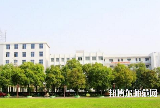 對于幼師學(xué)校的選擇，男生和女生是一樣的?，F(xiàn)在大部分學(xué)校的幼師專業(yè)在進(jìn)行招生的時候，其實男生和女生的招生計劃是統(tǒng)一的，學(xué)校對學(xué)生的性別并沒有要求。所以，小伙伴們選擇幼師學(xué)校的重點不應(yīng)該是這所學(xué)校適合男生還是適合女生，而是這所學(xué)校本身的辦學(xué)條件好不好，以及學(xué)校的優(yōu)勢以及劣勢有哪些等等。接下來，對南昌理工職業(yè)中等專業(yè)學(xué)校感興趣的小伙伴們可以一起來看一看這所學(xué)校的具體情況。  南昌理工職業(yè)中等專業(yè)學(xué)校辦學(xué)理念 學(xué)校以“辦學(xué)校，不開學(xué)店，造福炎黃子孫!”為宗旨，遵循黨的教育方針，倡導(dǎo)“誠實、博愛、勤奮、自強(qiáng)”的校訓(xùn)，按照“理論夠用，注重實踐”的原則，為社會經(jīng)濟(jì)建設(shè)培養(yǎng)“一專多能”的應(yīng)用型人才。畢業(yè)生深受用人單位的歡迎。 例如推薦在“啟悅電子廠”工作的同學(xué)進(jìn)廠第九天，就對8086高壓擊穿儀進(jìn)行技術(shù)改造，降低了勞動強(qiáng)度，提高了生產(chǎn)效率。該廠董事長吳德和先生專程由臺北趕來我?？疾?，并當(dāng)即簽定了廠校合作協(xié)議。  接著我校又與深圳新飛通、深圳捷迪訊、上海偉創(chuàng)力、上海先進(jìn)半導(dǎo)體、上海華微、杭州矢崎、蘇州生益科技、上海攜程旅行網(wǎng)等20多家公司建立了合作伙伴關(guān)系?？梢哉f：“選擇理工，就業(yè)輕松!” 學(xué)校與南昌航空大學(xué)聯(lián)合辦學(xué)，是南昌航空大學(xué)繼續(xù)教育學(xué)院教學(xué)點，依托南昌航空大學(xué)的人才、圖書、先進(jìn)的教學(xué)設(shè)施，資源共享。學(xué)校有一支政治素質(zhì)高、教學(xué)和管理經(jīng)驗豐富的專兼職師資隊伍，正副教授、高級教師近半，其中不少曾獲得“最佳授課教師”的稱號。  南昌理工職業(yè)中等專業(yè)學(xué)校教學(xué)設(shè)置 學(xué)校除精湛的理論教學(xué)外，還設(shè)有圖書閱覽室、計算機(jī)中心、語音室和電工、電子、機(jī)電、機(jī)械加工、數(shù)控、酒店管理等實驗室能安排學(xué)生進(jìn)行多種實驗，“邊講邊練，講練結(jié)合”，確保學(xué)生動手能力的培養(yǎng)。 學(xué)校采取多層次、開放性辦學(xué)和封閉式管理。不僅注重教育質(zhì)量，更注重道德品質(zhì)和綜合素質(zhì)教育。教育管理嚴(yán)格，始終把學(xué)校的安全工作放在首位，在2005-2010職業(yè)高校年檢中，得到市教育局有關(guān)領(lǐng)導(dǎo)的表揚(yáng)，連續(xù)被評為職業(yè)教育辦學(xué)先進(jìn)單位。  南昌理工職業(yè)中等專業(yè)學(xué)校報名手續(xù) 即日起可到校招生辦或當(dāng)?shù)匚倚Ｕ猩c報名，或來函來電報名、網(wǎng)上報名。  本地區(qū)的應(yīng)屆初中畢業(yè)生可在就讀中學(xué)填中考志愿報名。  報到時帶好戶口本，五張一寸免冠照片和初高中畢業(yè)證書。  小編總結(jié) 南昌理工職業(yè)中等專業(yè)學(xué)校是一所按照“理論夠用，注重實踐”的原則，為社會經(jīng)濟(jì)建設(shè)培養(yǎng)“一專多能”的應(yīng)用型人才的中專學(xué)校，學(xué)校開設(shè)有幼師類的專業(yè)，對幼師行業(yè)感興趣的初中畢業(yè)生可以多加關(guān)注這所學(xué)校。接下來小伙伴們可以去到學(xué)校官網(wǎng)對學(xué)校做進(jìn)一步的了解。當(dāng)然，在南昌還有開設(shè)有幼師類專業(yè)的其他學(xué)校，大家也可以看看其他的學(xué)校怎么樣，做一個比較，然后選擇出最適合自己的一所。