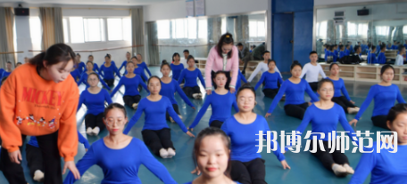 隨著社會的進(jìn)步，人們的生活得到了全面的改善，開始重視自己子女的教育，對教育人才的教學(xué)水準(zhǔn)就要求更高，使得很多學(xué)生都想要報考幼師學(xué)校。如果大家已經(jīng)做出了決定，要上幼師學(xué)校，就一定要盡早去了解學(xué)校信息。你越早了解學(xué)校，你可以選擇的學(xué)校就越多，就越能找到適合你的學(xué)校。幼師工作工作也相對輕松，不用從事體力勞動?，F(xiàn)在家長對孩子的教育非?？粗?，幼兒園也越來越正規(guī)，都需要幼師幼師從業(yè)資格證。  思南中等職業(yè)學(xué)校辦學(xué)條件 學(xué)校老校區(qū)占地面積120.6畝，新校區(qū)200畝，校園拓展空間大。校內(nèi)布局分為：教學(xué)區(qū)、實驗實訓(xùn)區(qū)、產(chǎn)教結(jié)合區(qū)、生活區(qū)、行政辦公區(qū)、體育運動區(qū)、美化綠化區(qū)等。各場所均按標(biāo)準(zhǔn)設(shè)計規(guī)劃，達(dá)到國家示范校要求的學(xué)校教學(xué)、實訓(xùn)、師生學(xué)習(xí)、工作、生活等方面需要的效果。  思南中等職業(yè)學(xué)校目標(biāo)明確 學(xué)校培養(yǎng)目標(biāo)明確，人才“出口”暢通，堅持德育為先，技能為重，全面發(fā)展與特長發(fā)展相結(jié)合。圍繞“自強(qiáng)篤行、厚德精技”的校訓(xùn)，堅持“四自”(自信、自強(qiáng)、自律、自愛)、“四會”(學(xué)會做人，學(xué)會做事，學(xué)會求知，學(xué)會生活)的教育培養(yǎng)目標(biāo)。  實行考與教分離，重視學(xué)生職業(yè)技能大賽，以賽促學(xué)，以賽促教;重視教師、學(xué)生下企業(yè)參與一線生產(chǎn)實踐，重視創(chuàng)建“校企聯(lián)動”、“工學(xué)結(jié)合”、“教學(xué)做一體”的人才培養(yǎng)模式，畢業(yè)生就業(yè)并能與企業(yè)接軌，與農(nóng)戶融合，人才培養(yǎng)質(zhì)量顯著提高。  銅仁碧江中等職業(yè)學(xué)校簡介 銅仁市碧江區(qū)中等職業(yè)學(xué)校創(chuàng)辦于1989年，是一所隸屬于碧江區(qū)人民政府的貴州省示范性中等職業(yè)學(xué)校。學(xué)校規(guī)劃占地面積420畝，規(guī)劃建筑面積13萬余平方米，總投資約5.8億元。教學(xué)區(qū)、生活區(qū)、運動區(qū)、綠化區(qū)布局合理，功能設(shè)施完善，環(huán)境優(yōu)美，地處銅仁市川硐教育園區(qū)桃園大道北側(cè)，毗鄰銅仁幼專、貴州健康職業(yè)學(xué)院，有著豐富的文化資源和育人氛圍。  學(xué)校自2013年搬遷至川硐教育園區(qū)以來，領(lǐng)導(dǎo)班子帶領(lǐng)廣大教師銳意進(jìn)取，和諧奮進(jìn)，確立了“發(fā)展教師、成就學(xué)生、服務(wù)社會”的辦學(xué)理念，圍繞“辦出特色、形成風(fēng)格、爭創(chuàng)一流”的辦學(xué)目標(biāo)，形成了“醫(yī)護(hù)為主、產(chǎn)教結(jié)合、校企合作”的辦學(xué)特色。  現(xiàn)在整體新生人口的增量將直接體現(xiàn)在幼兒園在園人數(shù)的增加，我國當(dāng)前幼師行業(yè)的需求還是很大的，遠(yuǎn)遠(yuǎn)不足國家的計劃，所以從事幼師行業(yè)前景是很好的。幼兒園、教育機(jī)構(gòu)、培訓(xùn)機(jī)構(gòu)、藝體教育行業(yè)等相關(guān)行業(yè)都需要大量新型教育人才，學(xué)生選擇了教育行業(yè)正好符合當(dāng)今的教育的需求，所以對同學(xué)們來講就業(yè)前景是非常具有潛力化的。